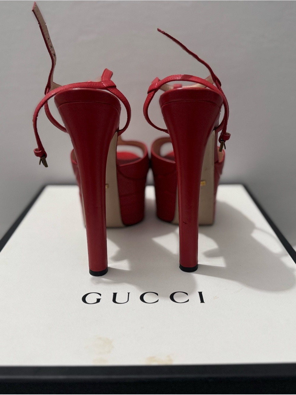 Gucci Red Leather Platform T-Strap Sandals - Picture 3 of 5